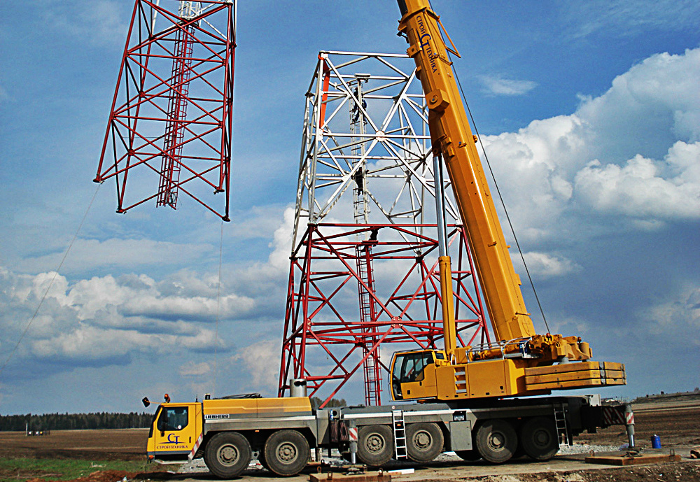 фото монтаж мачты связи автокраном